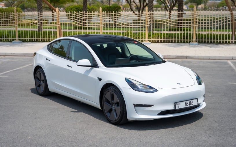 Tesla Model 3 (Wei&szlig;), 2023  zur Miete in Dubai