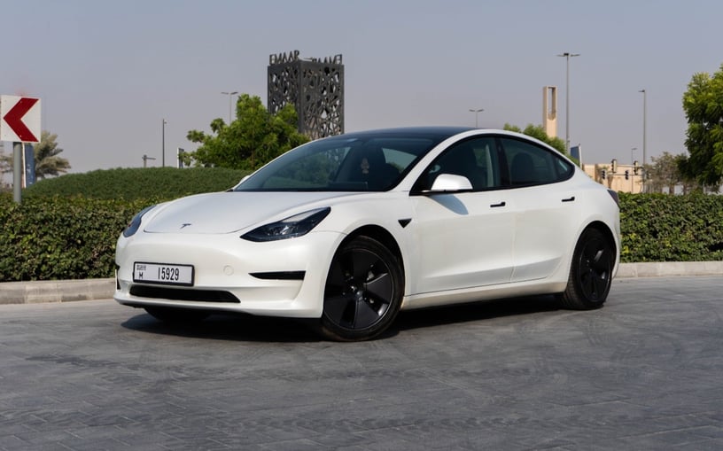 特斯拉Model 3 (白色), 2023 - 沙迦租赁报价