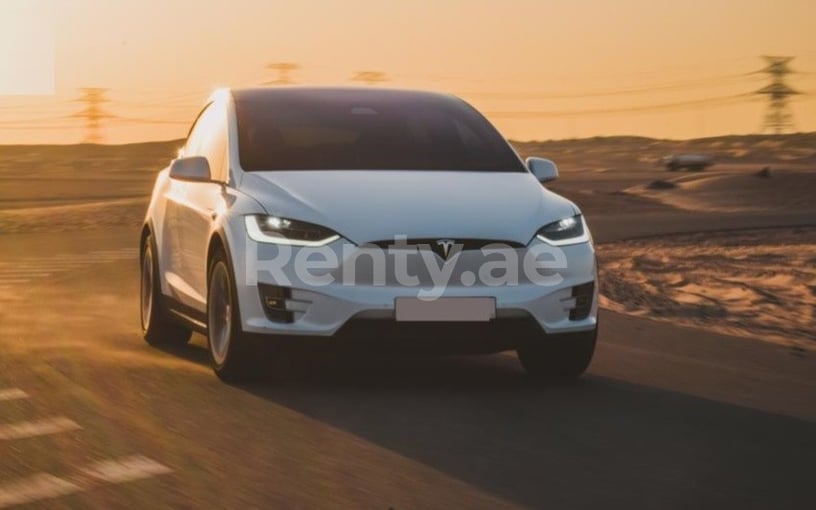 إيجار Tesla Model X (أبيض), 2018 في دبي