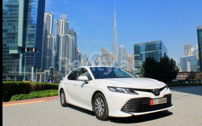 Toyota Camry (Weiß), 2019  zur Miete in Dubai