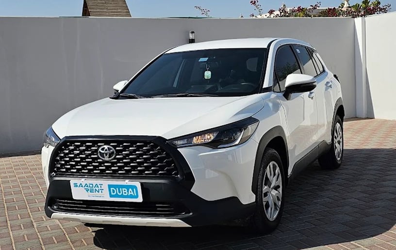 在迪拜 租 丰田Corolla Cross (白色), 2024
