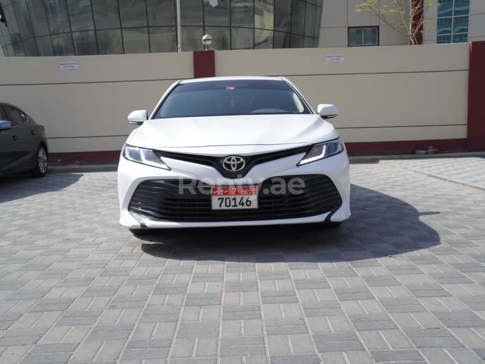 Toyota Camry (Белый), 2019 для аренды в Дубай