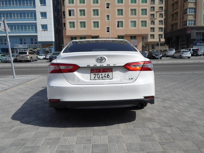 Toyota Camry (Белый), 2019 для аренды в Дубай