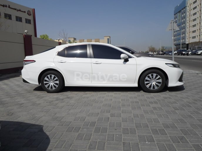 Toyota Camry (Белый), 2019 для аренды в Дубай