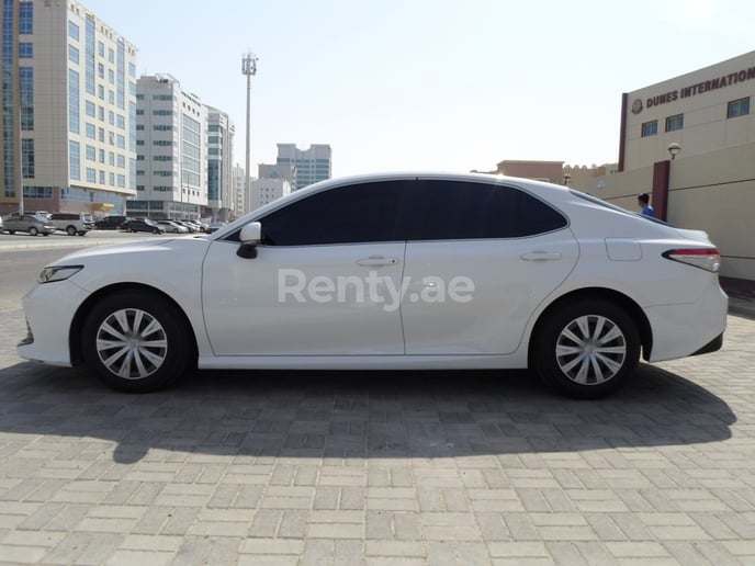 Toyota Camry (Белый), 2019 для аренды в Дубай