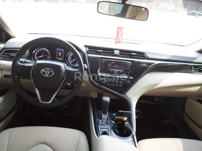 Toyota Camry (Белый), 2019 для аренды в Дубай