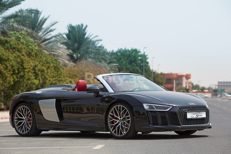 Audi R8 V10 Spyder (Negro), 2018 para alquiler en Dub&aacute;i