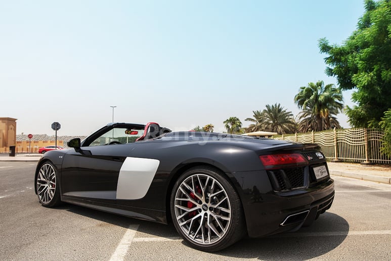 Audi R8 V10 Spyder (Negro), 2018 para alquiler en Dub&aacute;i