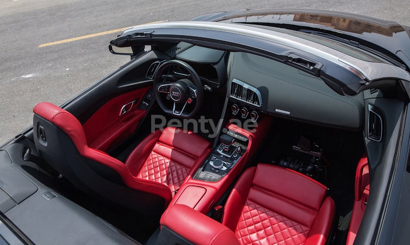 Audi R8 V10 Spyder (Negro), 2018 para alquiler en Dub&aacute;i