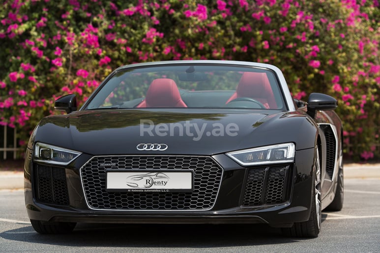 Audi R8 V10 Spyder (Negro), 2018 para alquiler en Dub&aacute;i