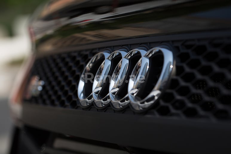 Audi R8 V10 Spyder (Negro), 2018 para alquiler en Dub&aacute;i