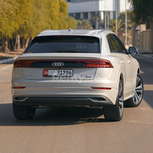 Audi Q8 (Beige), 2021 para alquiler en Dub&aacute;i