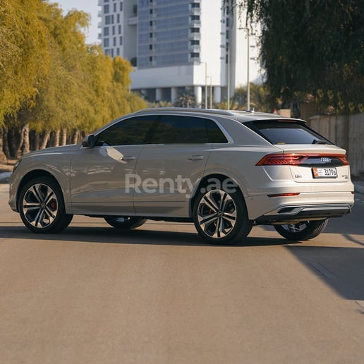 Audi Q8 (Beige), 2021 para alquiler en Dub&aacute;i