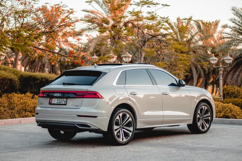 Abu Dabi'de kiralık Audi Q8 (Bej), 2022