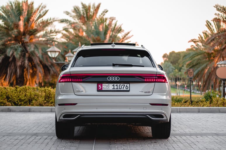 Abu Dabi'de kiralık Audi Q8 (Bej), 2022