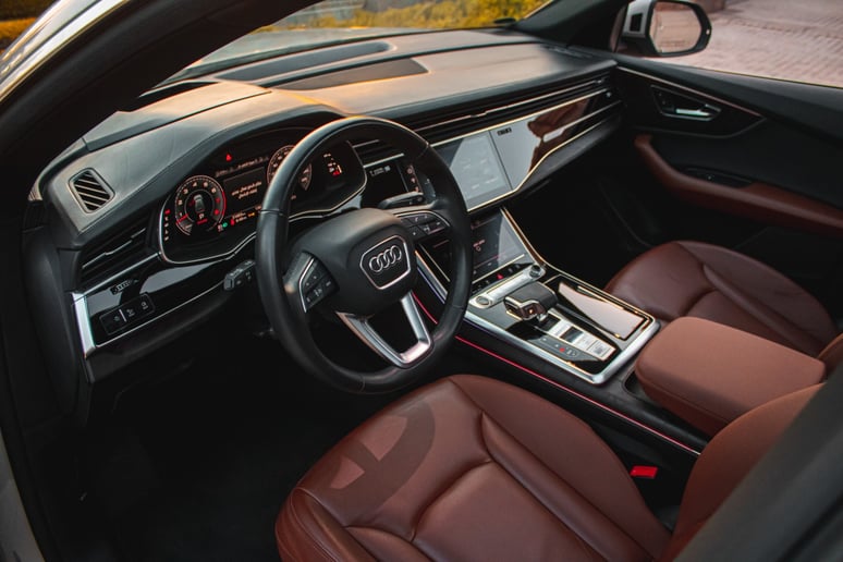 Abu Dabi'de kiralık Audi Q8 (Bej), 2022