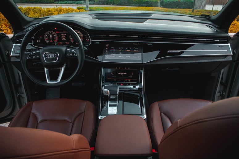 Abu Dabi'de kiralık Audi Q8 (Bej), 2022