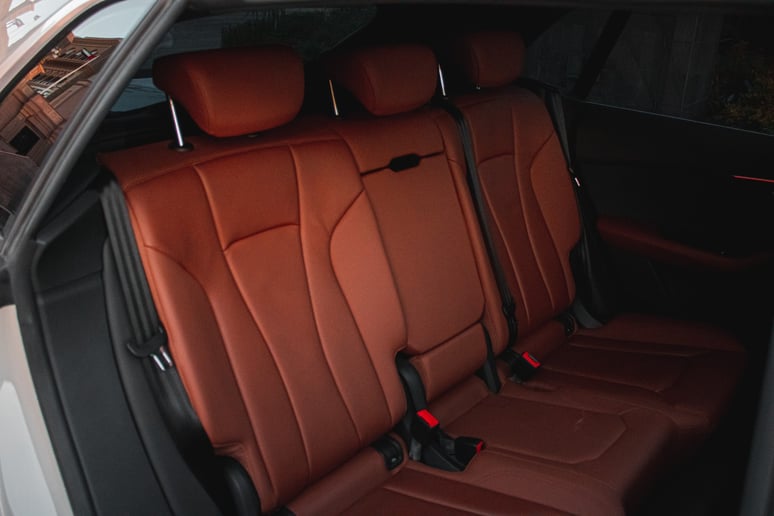 Abu Dabi'de kiralık Audi Q8 (Bej), 2022