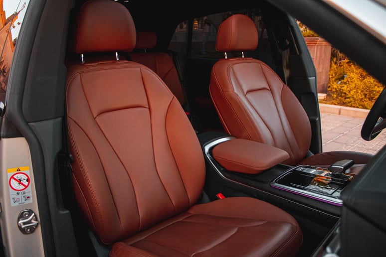 Abu Dabi'de kiralık Audi Q8 (Bej), 2022