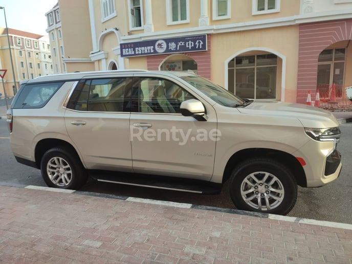 Chevrolet Tahoe (Beige), 2021  zur Miete in Dubai