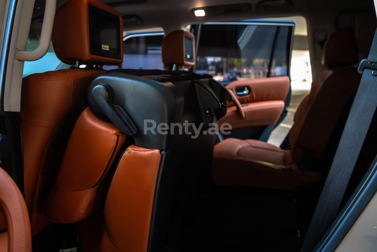 Nissan Patrol V8 Platinum (Beige), 2021 in affitto a Abu Dhabi