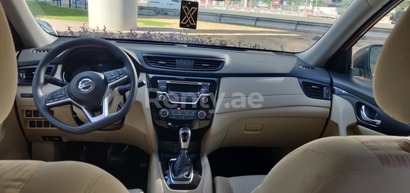 Nissan Xtrail (Beige), 2020  zur Miete in Dubai