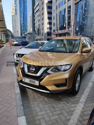 Nissan Xtrail (Beige), 2020  zur Miete in Dubai