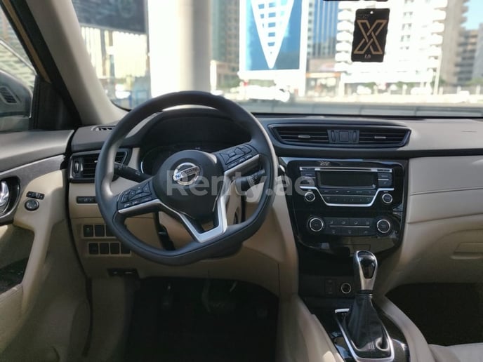 Nissan Xtrail (Beige), 2020  zur Miete in Dubai