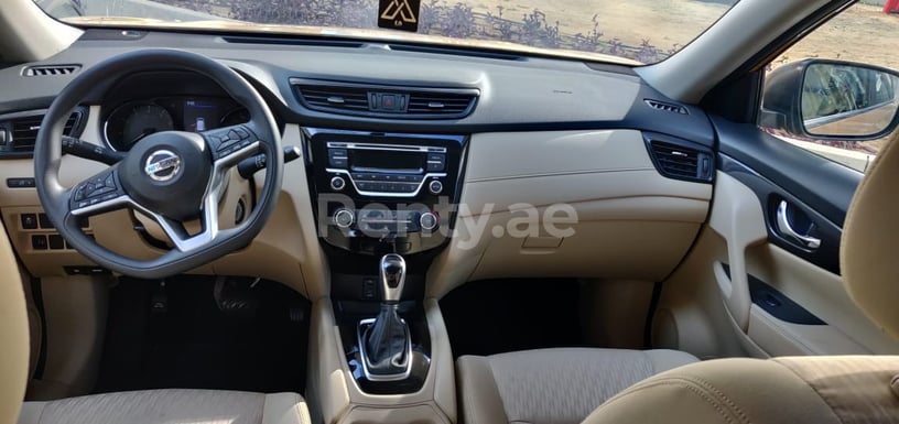 Nissan Xtrail (Beige), 2020  zur Miete in Dubai