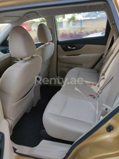 Nissan Xtrail (Beige), 2020  zur Miete in Dubai