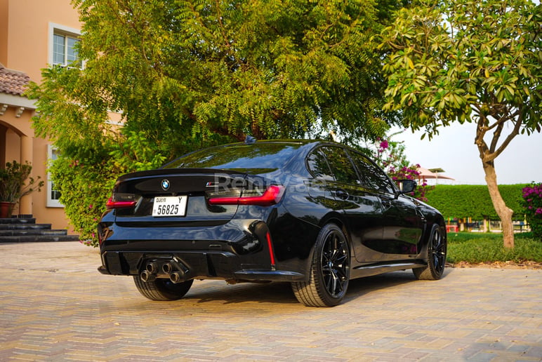 إيجار 2021 بي ام دبليو 330i with M3 competition bodykit and upgraded exhaust system (أسود), 2021 في دبي