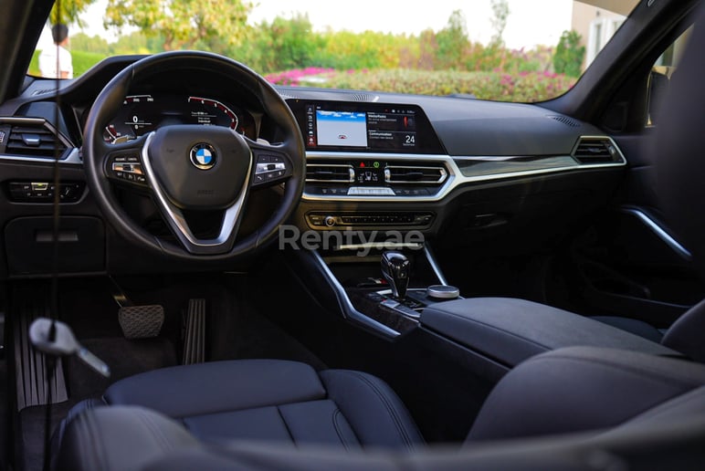 إيجار 2021 بي ام دبليو 330i with M3 competition bodykit and upgraded exhaust system (أسود), 2021 في دبي