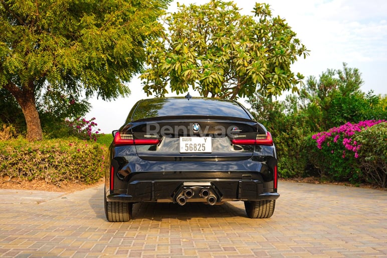 إيجار 2021 بي ام دبليو 330i with M3 competition bodykit and upgraded exhaust system (أسود), 2021 في دبي