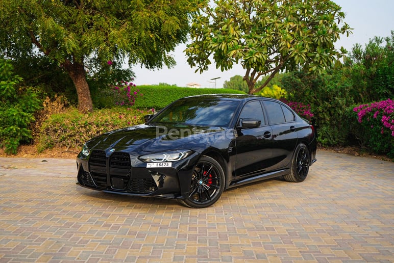 إيجار 2021 بي ام دبليو 330i with M3 competition bodykit and upgraded exhaust system (أسود), 2021 في دبي