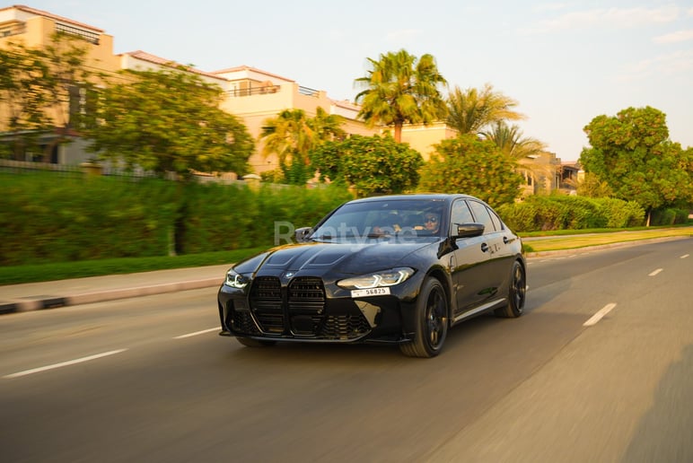 إيجار 2021 بي ام دبليو 330i with M3 competition bodykit and upgraded exhaust system (أسود), 2021 في دبي
