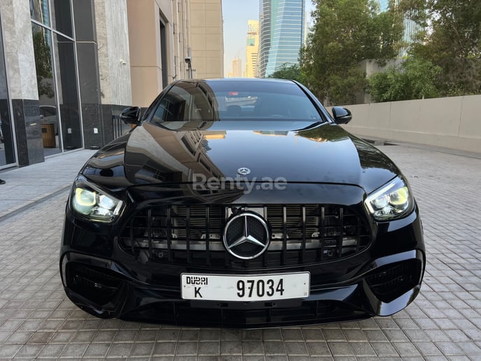 2019 Mercedes E300 with E63 bodyk (Schwarz), 2019  zur Miete in Dubai