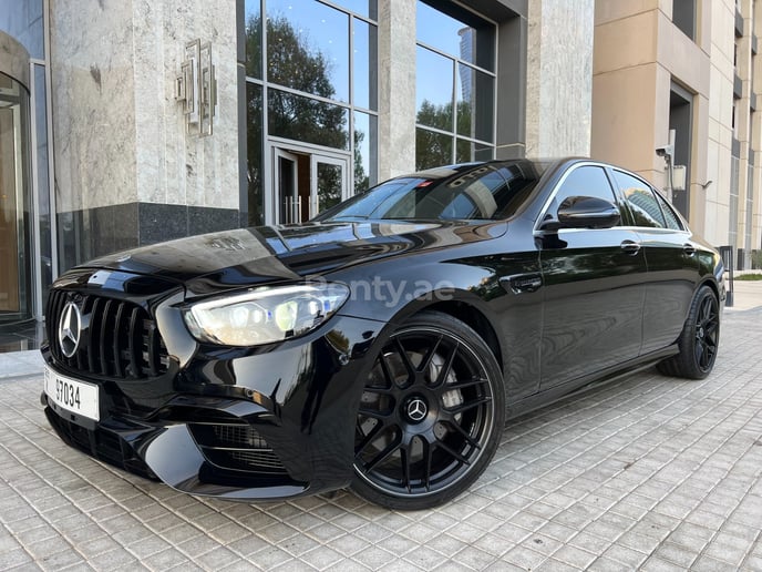 2019 Mercedes E300 with E63 bodyk (Schwarz), 2019  zur Miete in Dubai