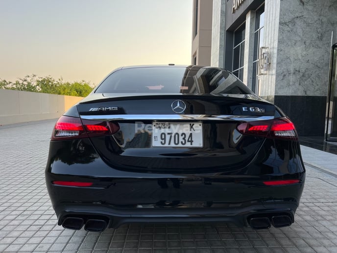 2019 Mercedes E300 with E63 bodyk (Schwarz), 2019  zur Miete in Dubai
