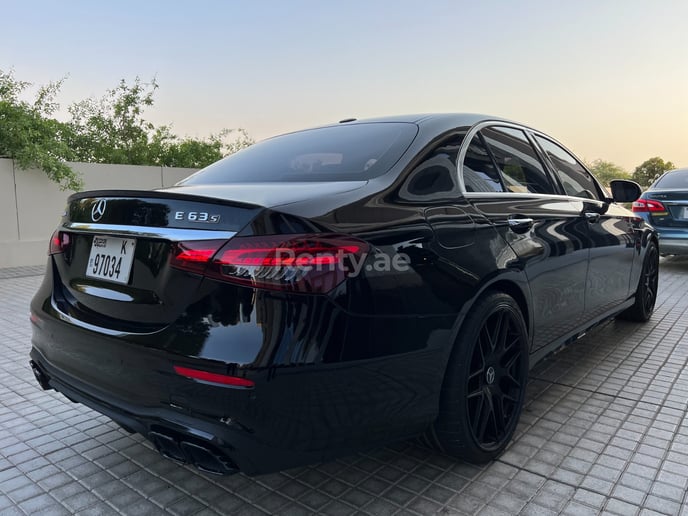 2019 Mercedes E300 with E63 bodyk (Schwarz), 2019  zur Miete in Dubai