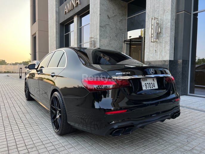 2019 Mercedes E300 with E63 bodyk (Schwarz), 2019  zur Miete in Dubai