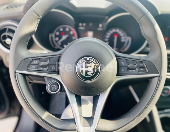 Alfa Romeo Stelvio (Schwarz), 2020  zur Miete in Dubai