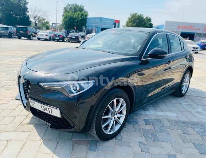 Alfa Romeo Stelvio (Schwarz), 2020  zur Miete in Dubai