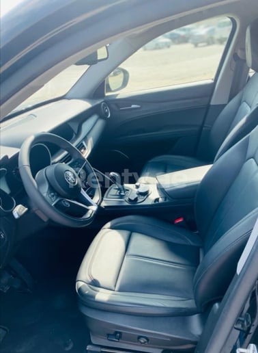 Alfa Romeo Stelvio (Schwarz), 2020  zur Miete in Dubai