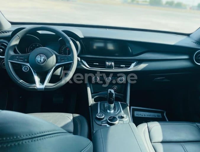 Alfa Romeo Stelvio (Schwarz), 2020  zur Miete in Dubai