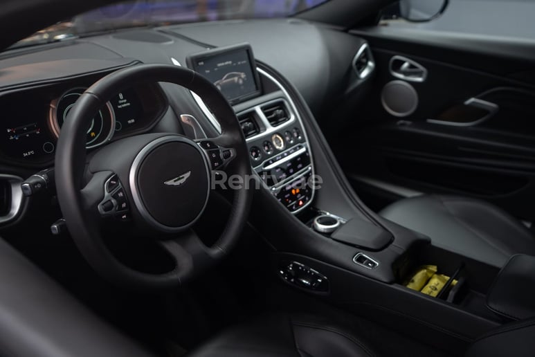 Aston Martin DB11 (Negro), 2022 para alquiler en Dub&aacute;i