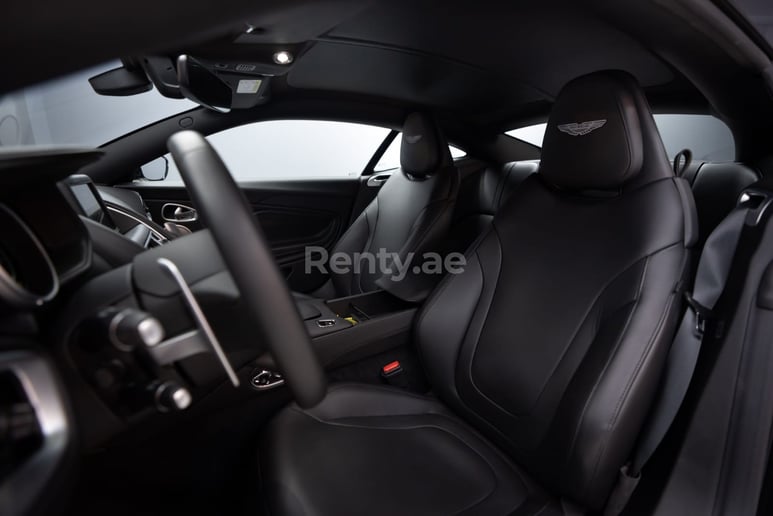 Aston Martin DB11 (Negro), 2022 para alquiler en Dub&aacute;i