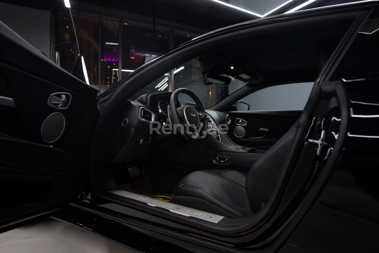 Aston Martin DB11 (Negro), 2022 para alquiler en Dub&aacute;i