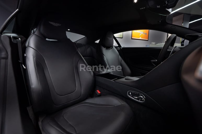 Aston Martin DB11 (Negro), 2022 para alquiler en Dub&aacute;i