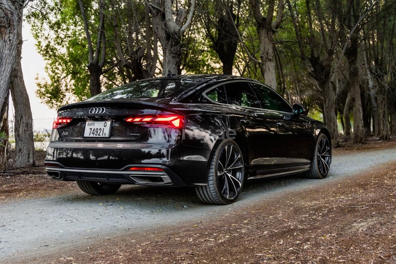Audi A5 (Negro), 2020 para alquiler en Dub&aacute;i