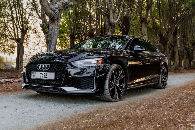 Audi A5 (Negro), 2020 para alquiler en Dub&aacute;i